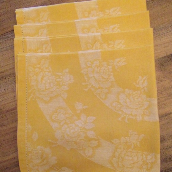 4 Gold & white Rose embossed cloth napkins and Tablecloth - Picture 2 of 15